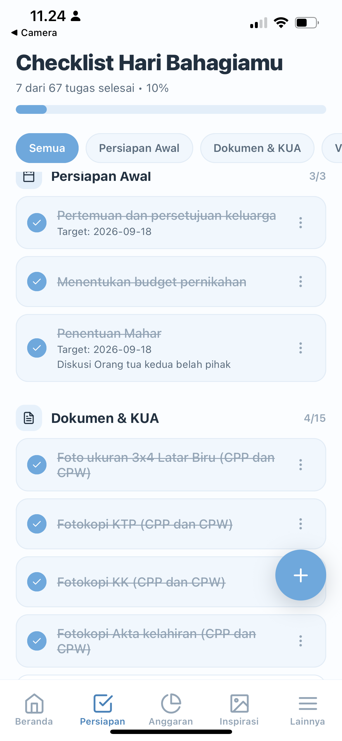 Ponsel Siti menampilkan checklist persiapan pernikahan yang tersinkron